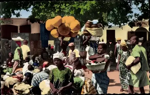 Ak Atakpame Togo, Marchande de Calebasses, Händler auf dem Marktplatz