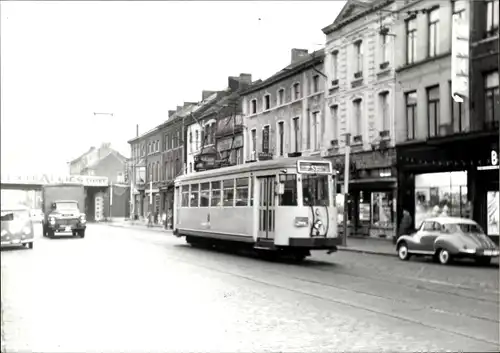 Foto Belgische Straßenbahn, Autos, Brücke, Häuser, Läden