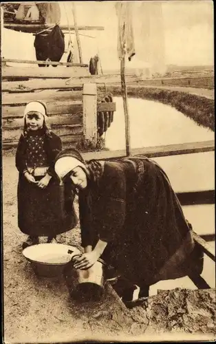 Ak Niederländische Tracht, Frau mit Eimer, Wasserschöpferin