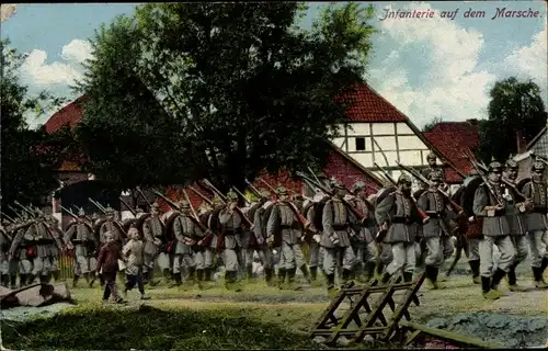 Ak Deutsche Soldaten in Uniformen auf dem Kriegsmarsch, I WK