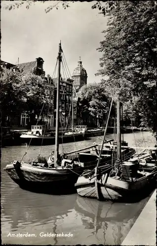 Ak Amsterdam Nordholland Niederlande, Geldersekade, Boote,Kanal, Kirche
