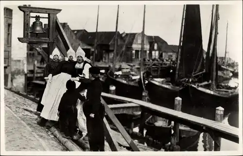 Ak Volendam Nordholland Niederlande, drei weibliche Personen mit Holländerhauben und ein Bube