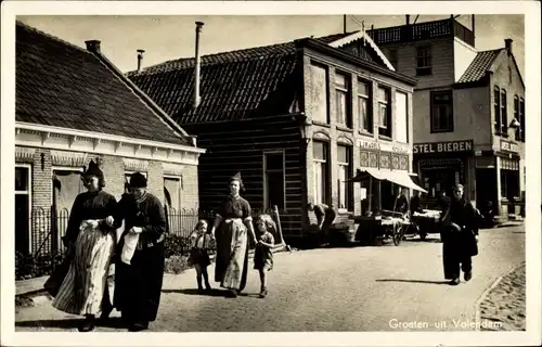 Ak Volendam Nordholland Niederlande, Personen auf einer Straße, Bieren