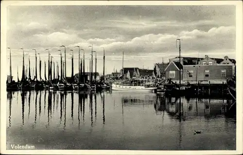 Ak Volendam Nordholland, Fischerboote im Hafen