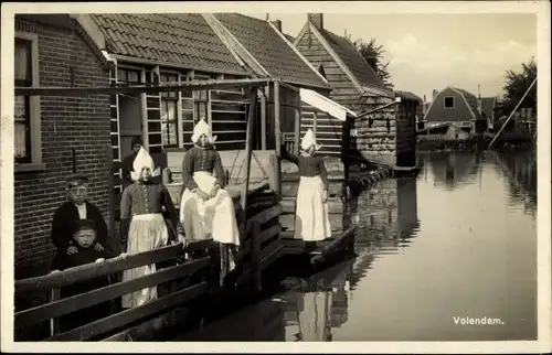 Ak Volendam Nordholland, Kinder in Trachten und Holländerhauben am Kanal