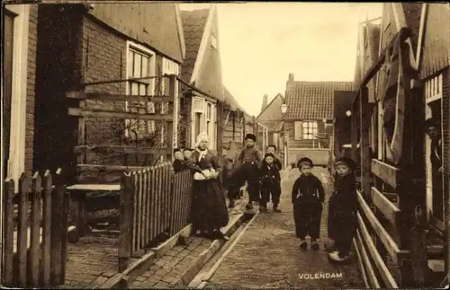 Ak Volendam Nordholland Niederlande, Frau und Kinder in Tracht, Straßenpartie