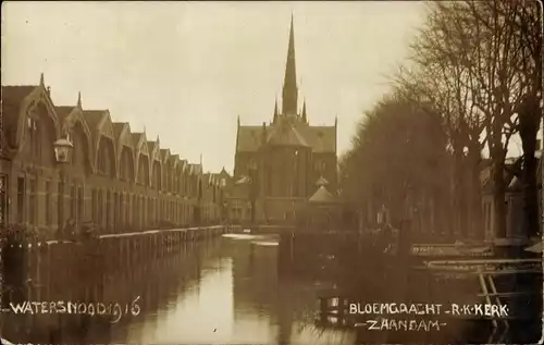 Foto Ak Zaandam Zaanstad Nordholland, Watersnood 1916, Hochwasser, Bloemgracht, Kerk