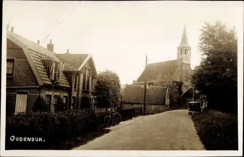 Foto Ak Ouvendijk Nordholland, Straßenpartie mit Kirche