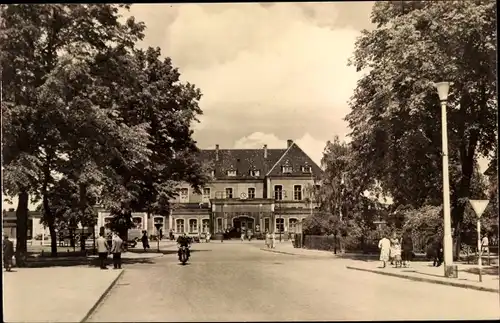 Ak Neubrandenburg in Mecklenburg, Bahnhofsvorplatz