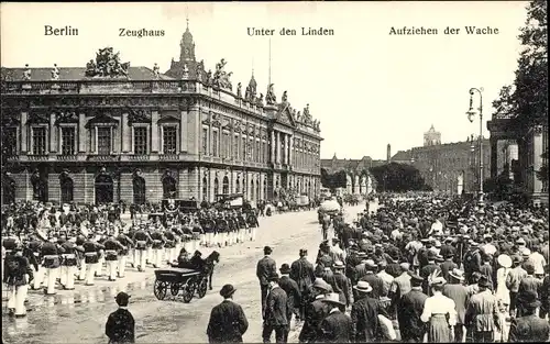 Ak Berlin Mitte, Zeughaus, Unter den Linden, Aufziehen der Wache