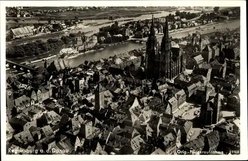 Ak Regensburg an der Donau Oberpfalz, Fliegeraufnahme der Stadt mit St. Peter Dom