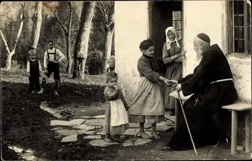 Foto Ak Siegsdorf in Oberbayern, Kloster Maria Eck, Pfarrer, Kinder, Mutter