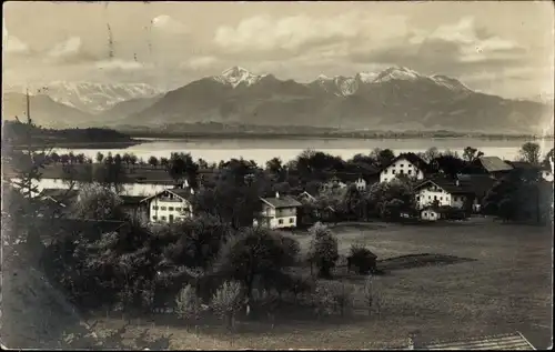 Foto Ak Chieming in Oberbayern, Teilansicht vom Ort mit Gebirge