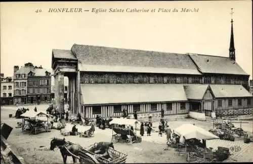 Ak Honfleur Calvados, Eglise Sainte Catherine et Place du marche, Pferd