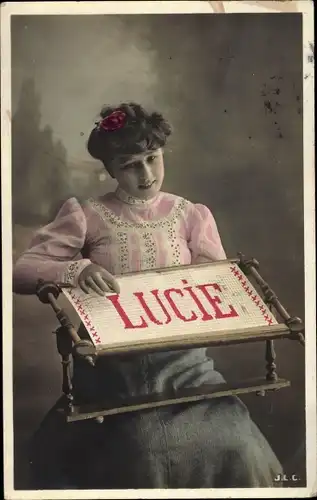 Buchstaben Ak Lucie, Frau mit Stickerei