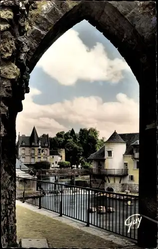 Ak Moret-sur-Loing Seine et Marne, Un Coin du Loing, vue prise sous la porte de Bourgogne