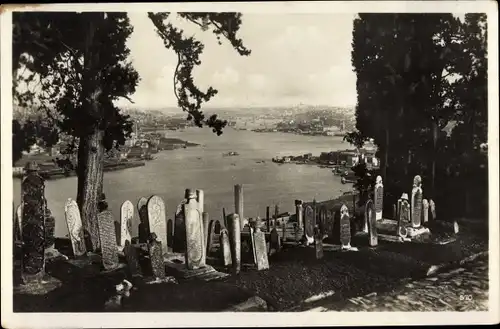 Ak Konstantinopel EIstanbul Türkei, Friedhof, Blick aufs Goldene Horn