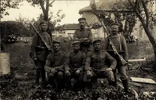 Foto Ak Deutsche Soldaten in Uniform, Gruppenbild, 1915