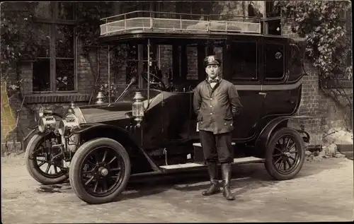 Foto Ak Mann vor einem Automobil, Auto, Wohnhaus