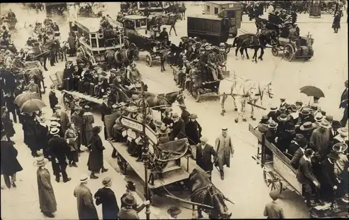 Foto Ak Berlin, Verkehrsstreik, Kutschen, Passanten