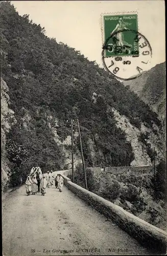 Ak Gorges de la Chiffa Algerien, Menschen auf der Straße