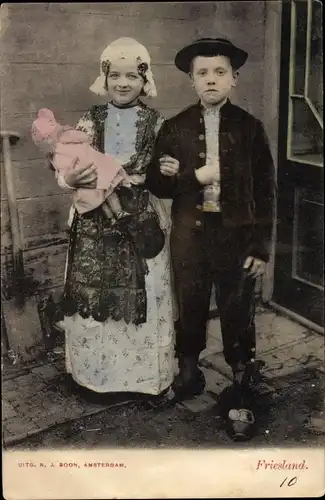 Ak Kinder in niederländischer Tracht, Puppe, Friesland