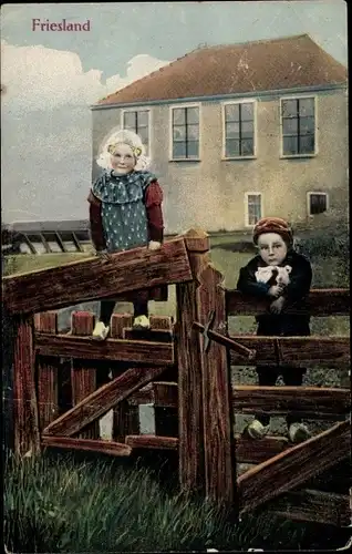 Ak Kinder in niederländischer Tracht, Friesland, Zaun, Wohnhaus