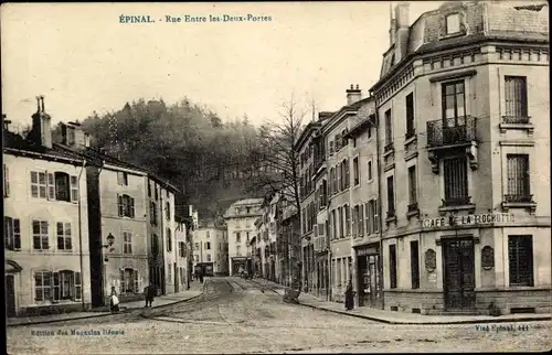 Ak Épinal Lothringen Vosges, Rue Entre les Deux-Portes, Café
