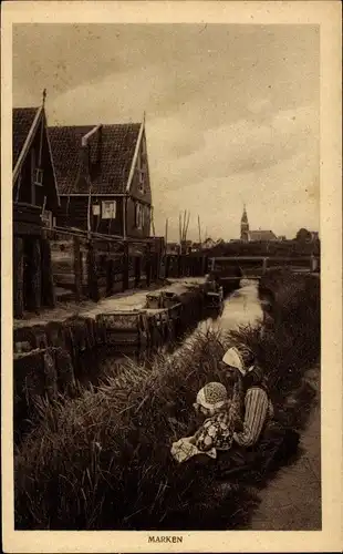 Ak Marken Nordholland Niederlande, Dorfpartie, Klederdrachten