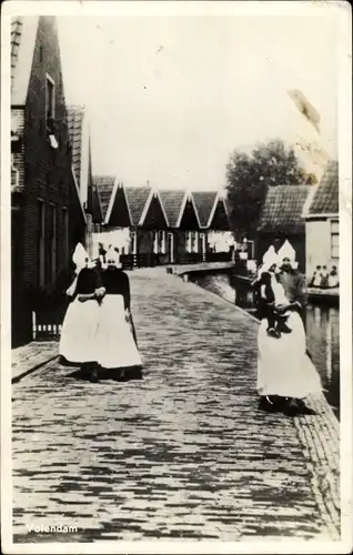 Ak Volendam Nordholland Niederlande, Straßenpartie, Klederdrachten