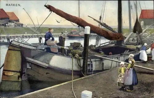 Ak Marken Nordholland Niederlande, Partie am Anleger mit Personen