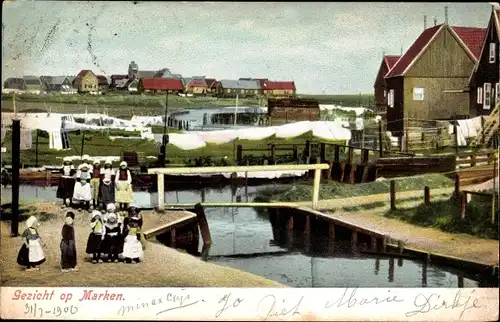 Ak Marken Nordholland Niederlande, Ortsansicht, mit Personen in Trachten