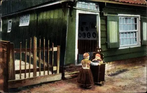 Ak Marken Nordholland Niederlande, Kinder vor einem Haus