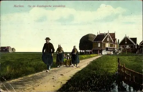 Ak Marken Nordholland Niederlande, op de Zondagsche wandeling