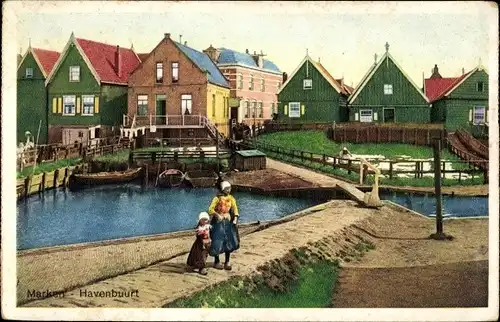 Ak Marken Nordholland, Havenbuurt, Blick auf die Ortschaft im Vordergrund zwei Personen
