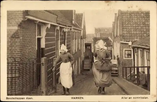 Ak Marken Nordholland Niederlande, zwei Personen in Trachten, Boodschappan doen