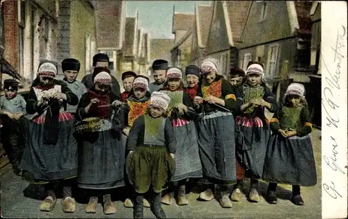 Ak Marken Nordholland Niederlande, Gruppenbild von Kindern in Trachten