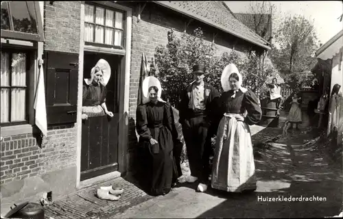 Ak Nordholland Niederlande, Huizerklederdrachten, Frauen in Trachten