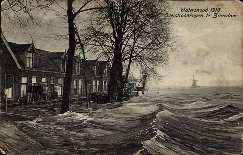 Ak Zaandam Zaanstad Nordholland, Überschwemmung, Flut 1916, Windmühle im Hintergrund