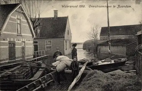 Ak Zaandam Zaanstad Nordholland, Überschwemung, Flut 1916, Familie verlädt Hab und Gut