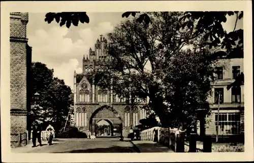 Ak Neubrandenburg in Mecklenburg, Treptower Tor