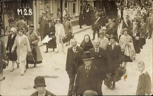 Foto Ak Kevelaer am Niederrhein, Pilgerzug auf der Straße, Geschäfte