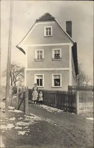 Foto Ak Schmölln in Thüringen, Hausbewohner an den Fenstern, Mutter mit Kind am Zaun