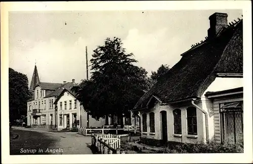 Ak Satrup in Angeln, Dorfpartie, Gasthof, Reetdachhaus