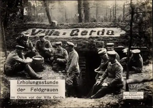 Foto Ak Erholungsstunde der Feldgrauen im Osten vor der Villa Gerda, Soldaten