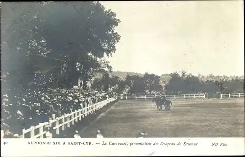 Ak Alphonse XIII a Saint Cyr, Le Carroussel, presentation du Drapeau de Saumur