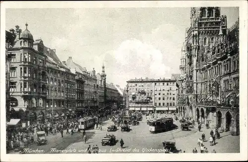 Ak München Bayern, Marienplatz mit Rathaus während des Glockenspiels, Straßenbahn