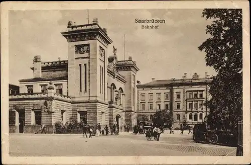 Ak Saarbrücken im Saarland, Bahnhof, Straßenansicht, Kutschen