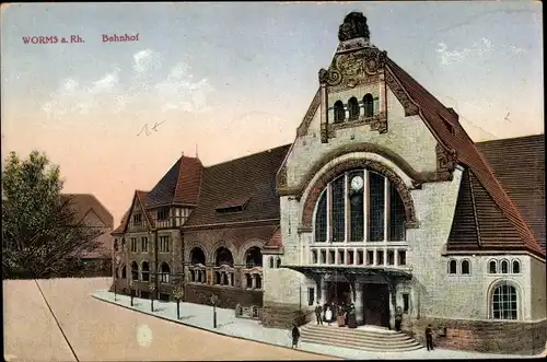 Ak Worms in Rheinland Pfalz, Blick auf den Bahnhof, Straßenseite, Eingang