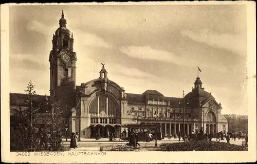 Ak Wiesbaden Hessen, Blick auf den Hauptbahnhof, Passanten